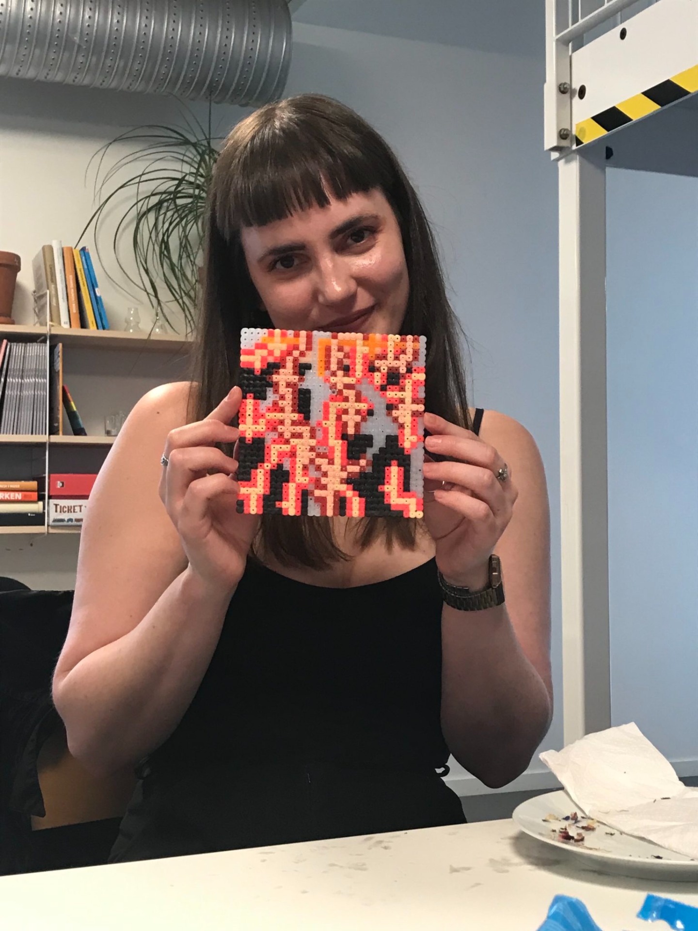 Billedkunstner Kornelia Remø Klokk med sitt perlede motiv.